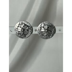 Cute Vtg Silver Tone 3D Flower Clip On Earrings . Measures 1”